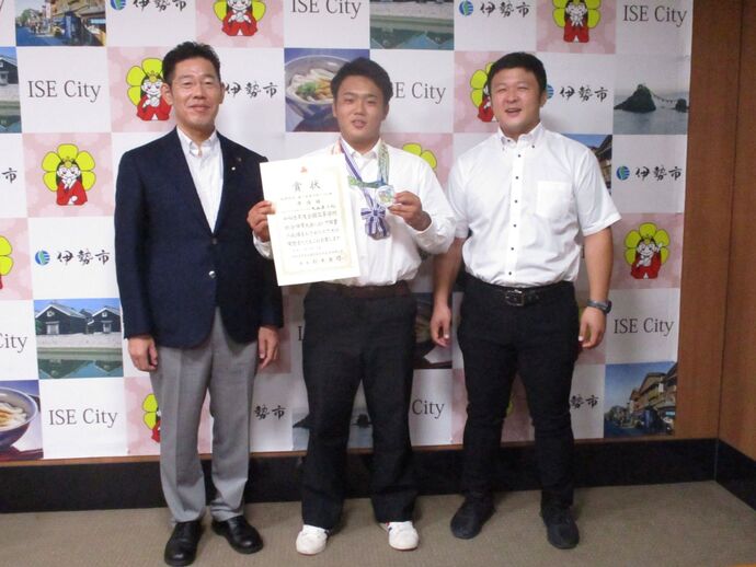 相撲の全国大会準優勝した選手と市長の記念写真